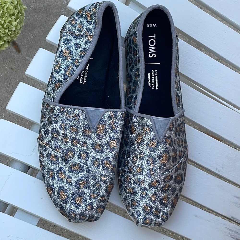 Tom’s Silver Leopard Animal Prints Slip On Flats Size 6.5